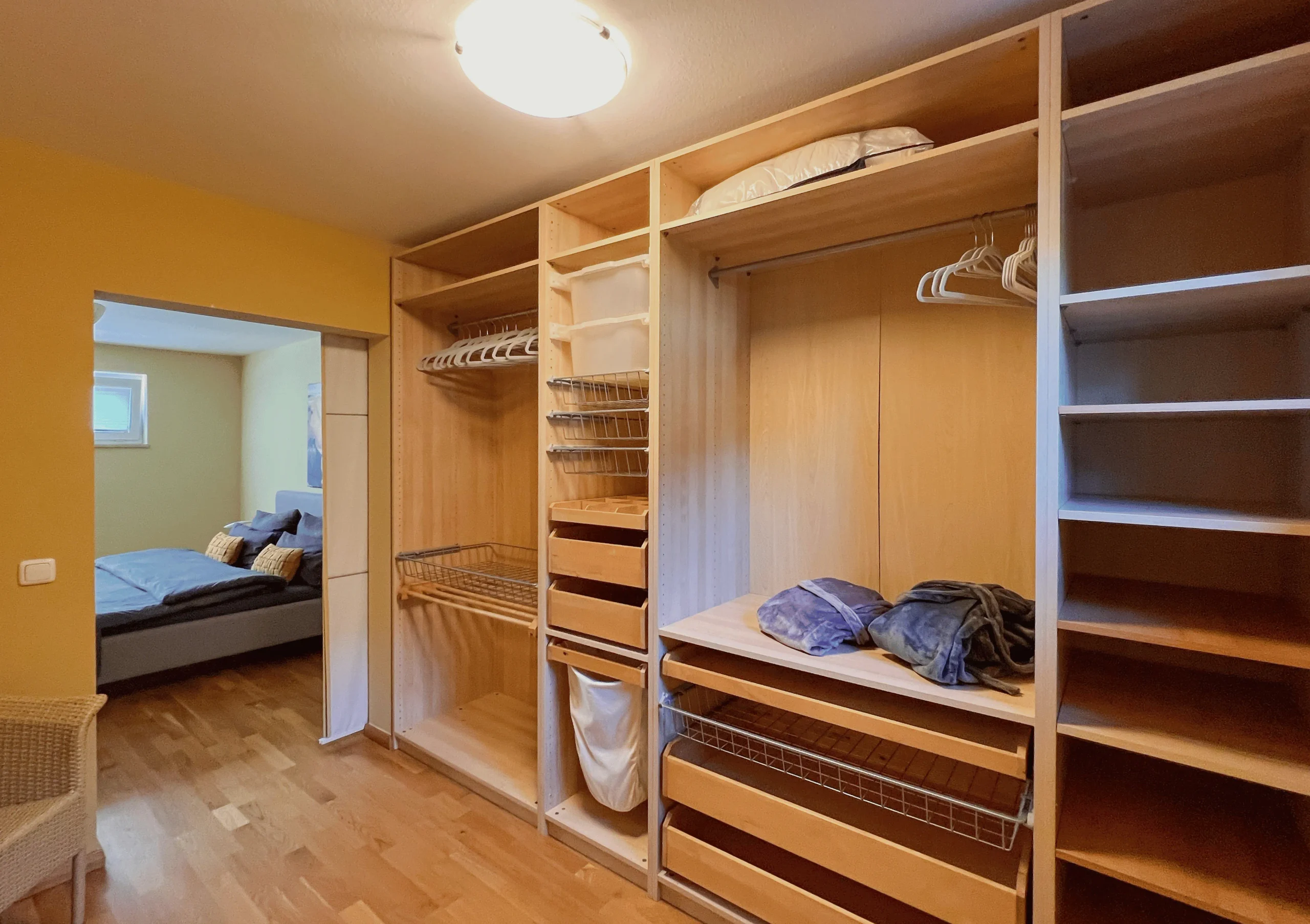 Ankleide mit Vorhang im Ferienhaus Conradshöh