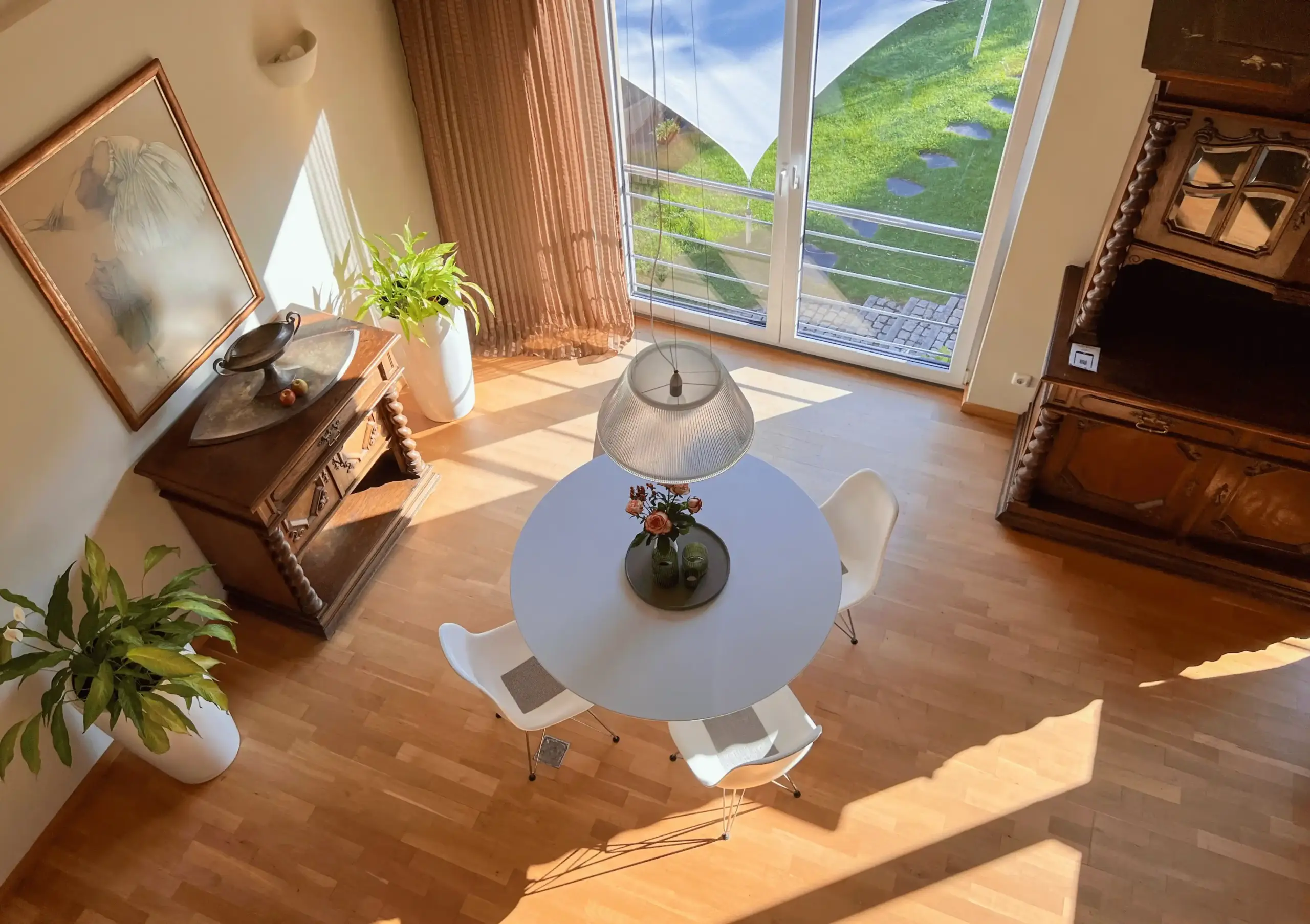 Essbereich mit Möbeln aus dem ehemaligen Hotel Conradshöh