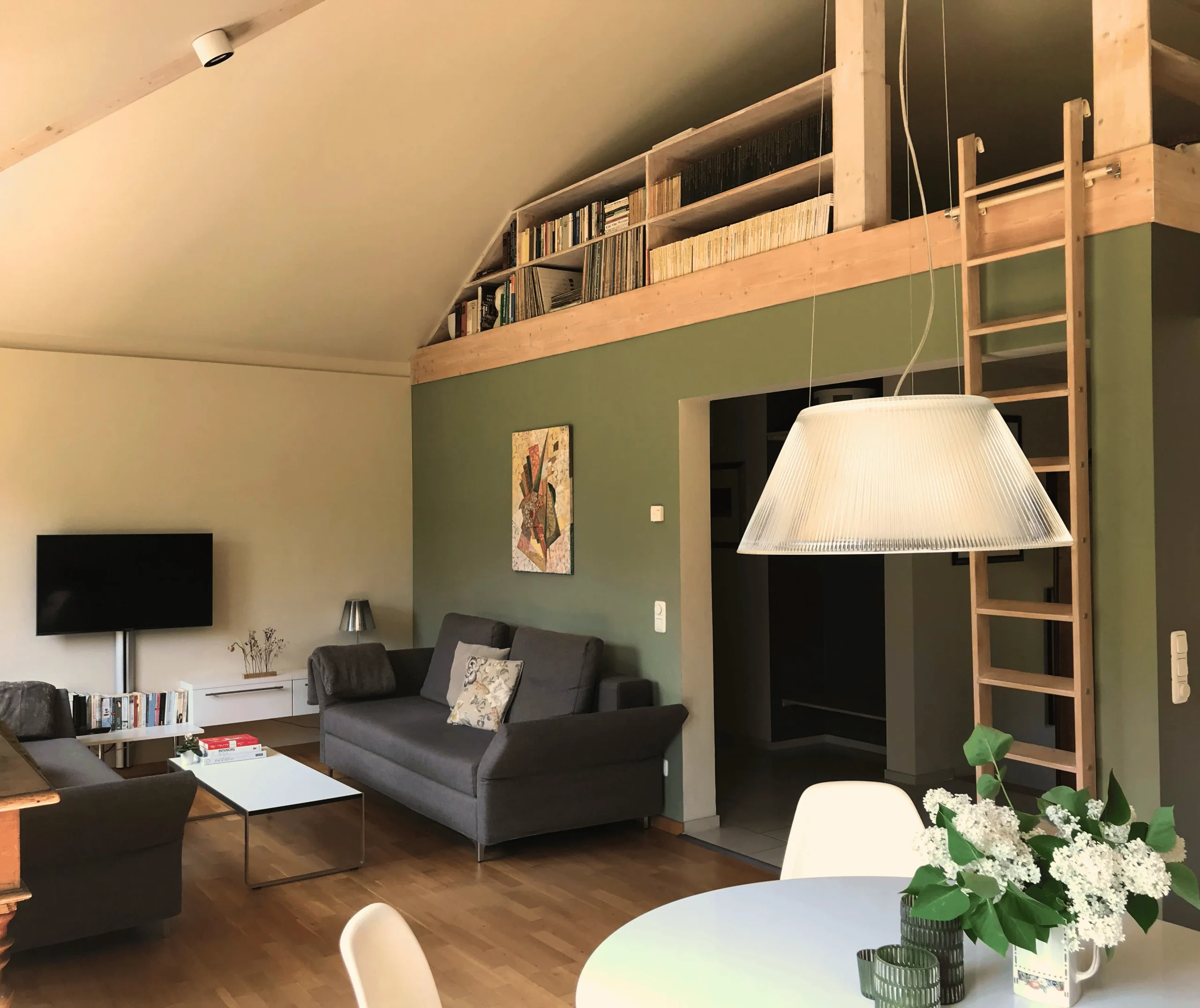 Wohnzimmer mit Empore im Ferienhaus Conradshöh