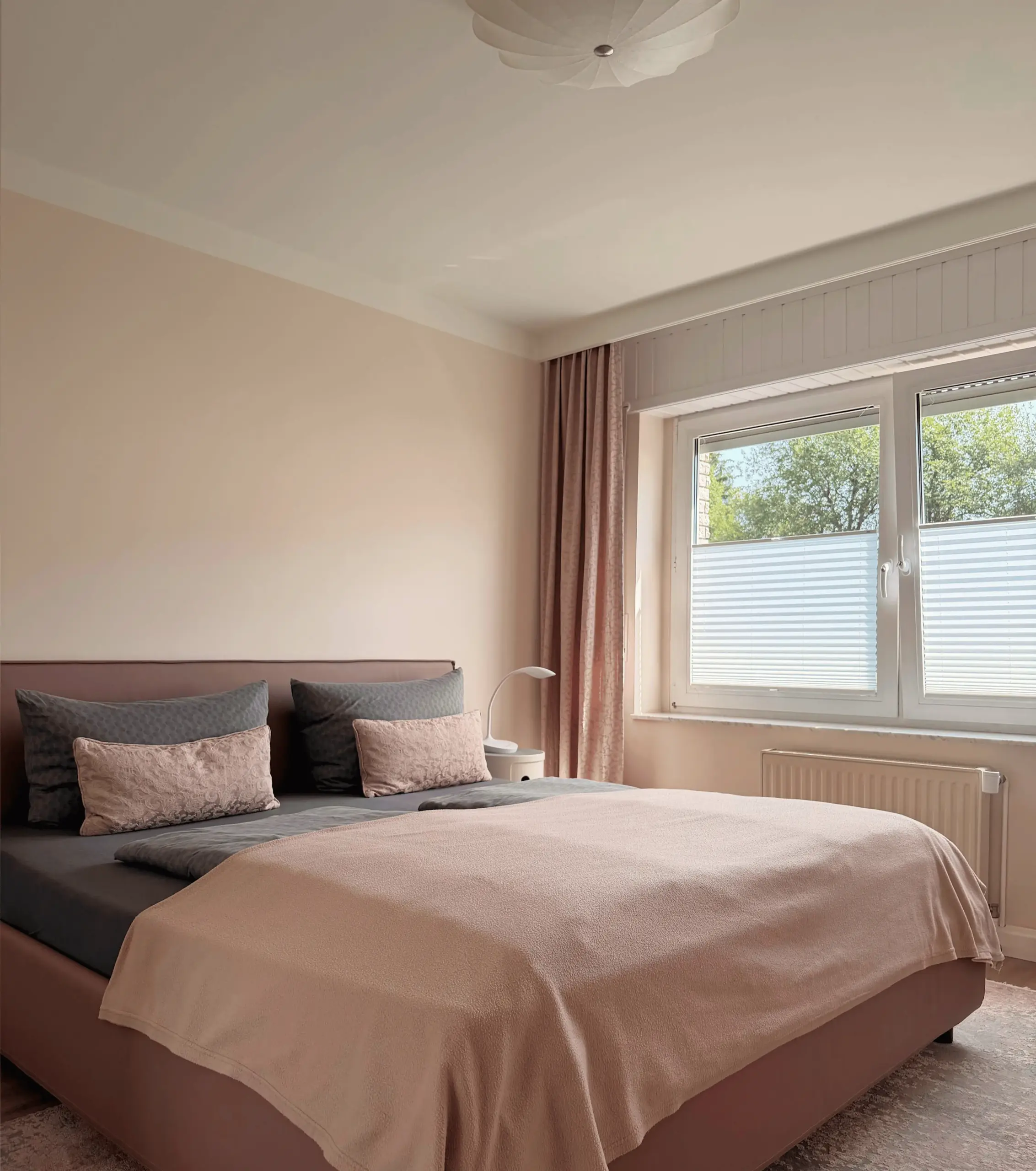 Schlafbereich mit Doppelbett in Antoinettes Ferienwohnung