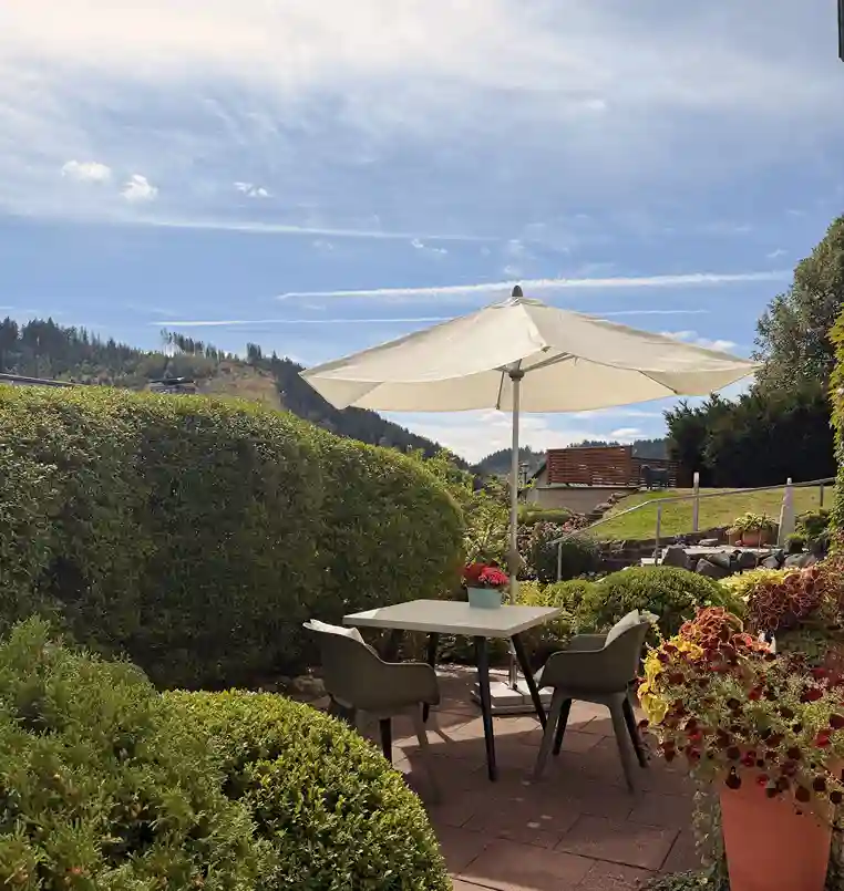 Terrasse in der Morgensonne an Antoinettes Ferienwohnung