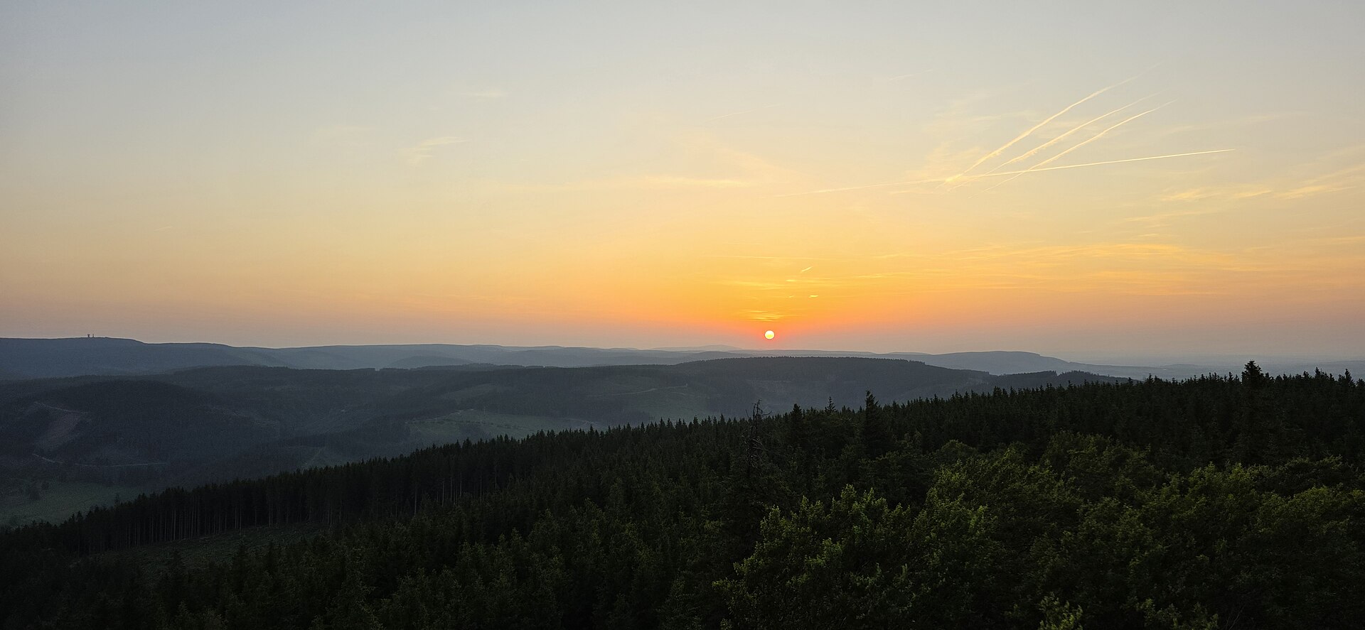 Blick vom Kickelhahn über den Thüringer Wald im Abendlicht