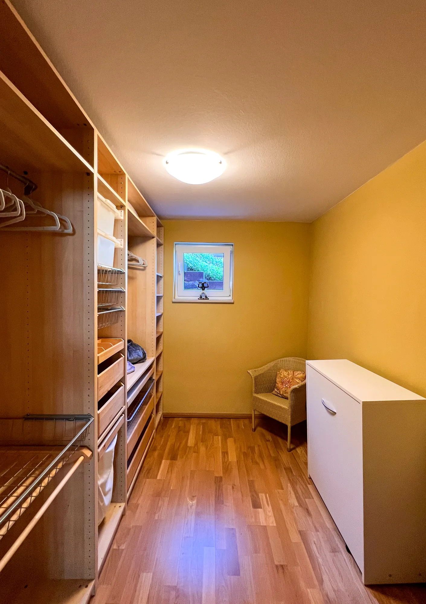 Ankleide mit offener Schrankwand im Ferienhaus Conradshöh