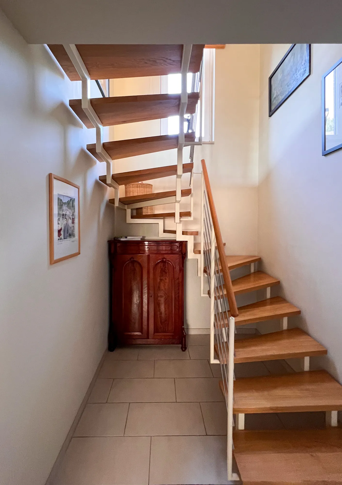 Flur mit Treppe zwischen den beiden Etagen im Ferienhaus Conradshöh