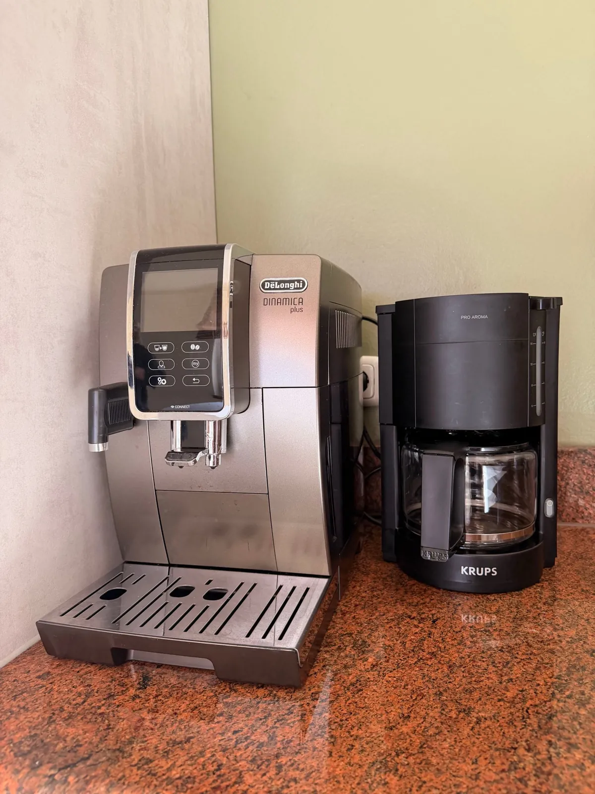 Kaffeevollautomat und Filterkaffeemaschine in der K&uuml;che des Ferienhauses Conradsh&ouml;h