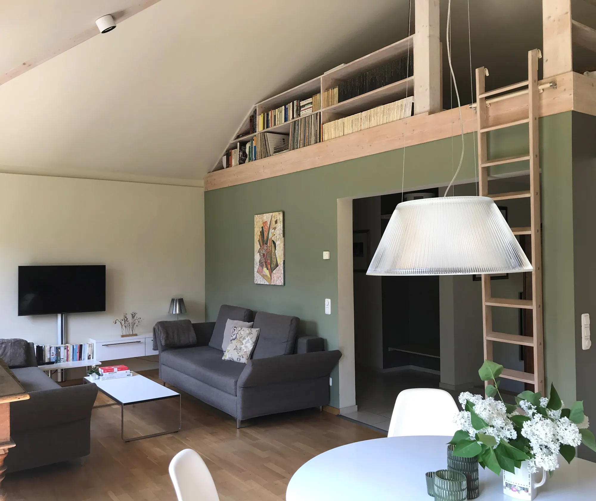 Wohnbereich mit Fernseher und Empore im Ferienhaus Conradshöh