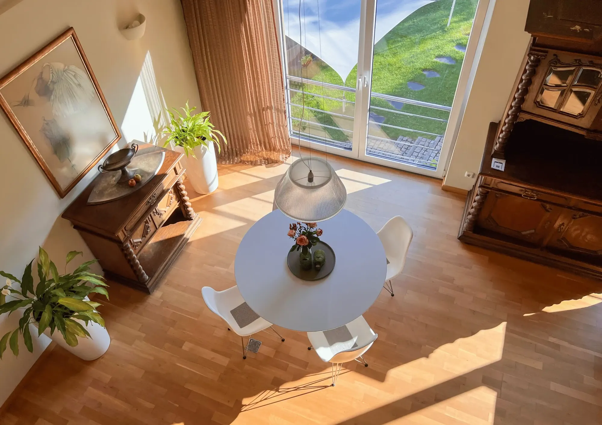 Runder Esstisch mit Blick in den Garten im Ferienhaus Conradshöh in Ilmenau-Manebach