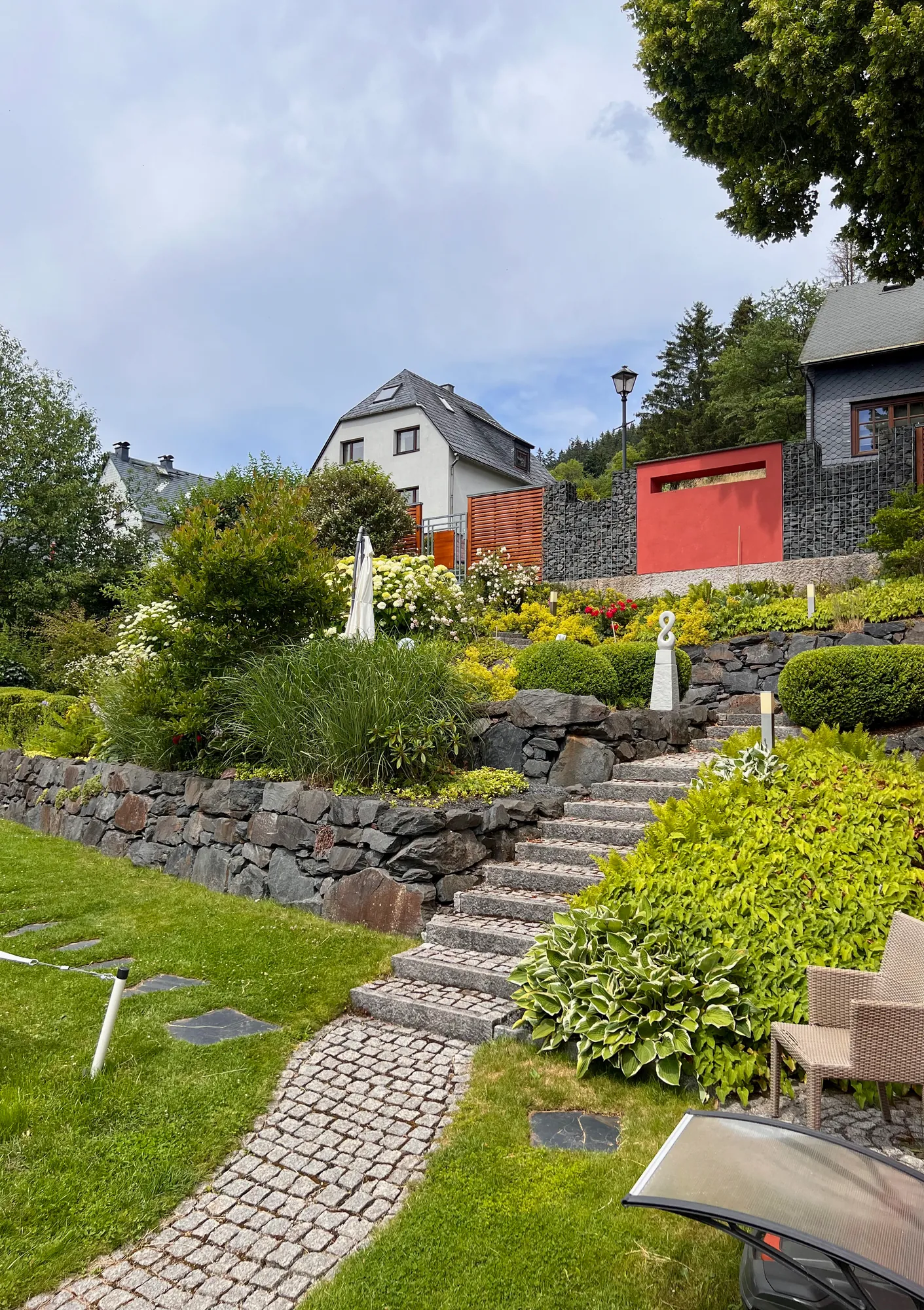 Garten mit Steintreppe am Ferienhaus Conradshöh im Thüringer Wald