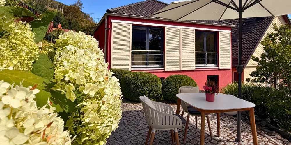 Terrasse mit Sonnenschirm und Hortensien am Ferienhaus Conradshöh in Ilmenau-Manebach