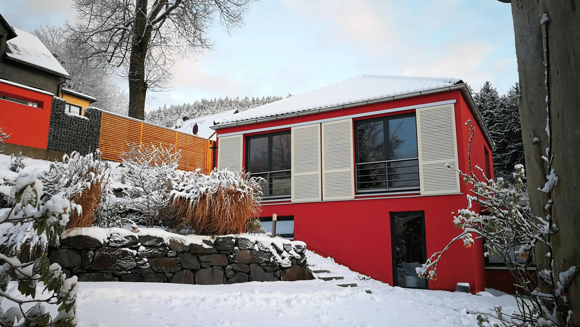 Das rote Ferienhaus Conradshöh in Manebach im Thüringer Wald bei Schnee
