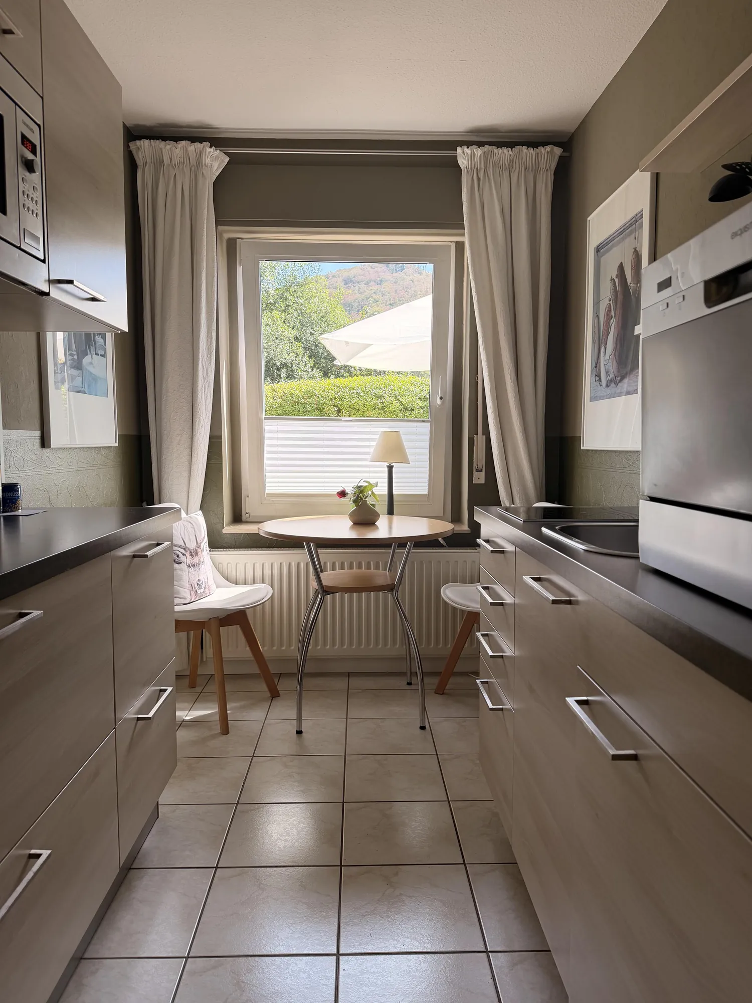 Küchenzeile mit Essplatz am Fenster in Antoinettes Ferienwohnung