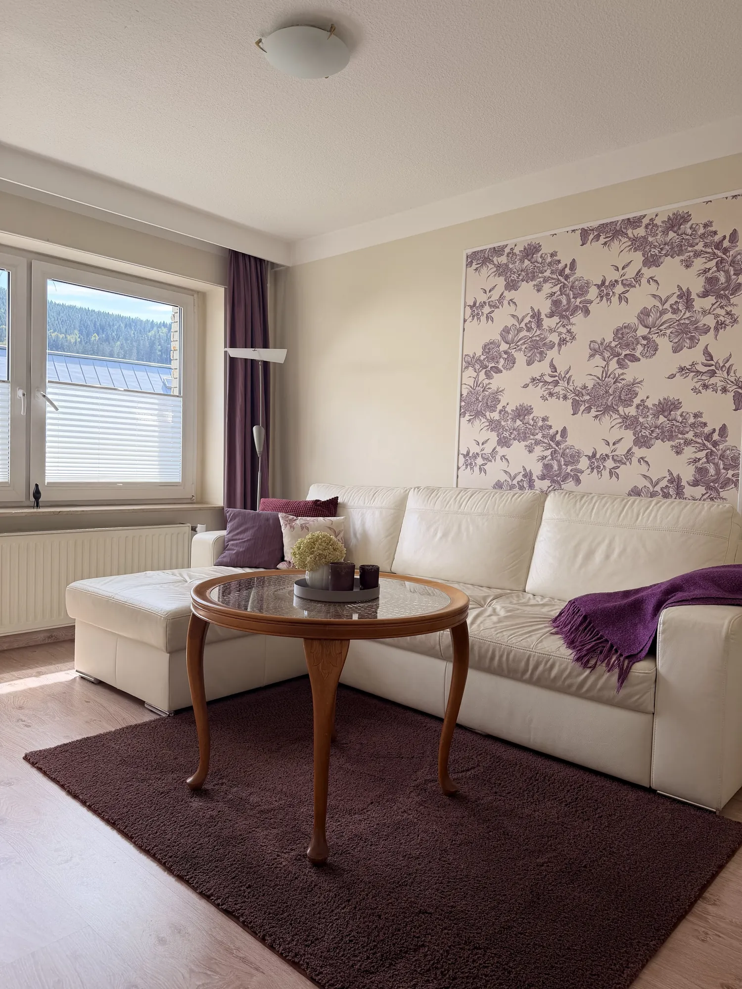 Wohnbereich mit Sofa in Antoinettes Ferienwohnung
