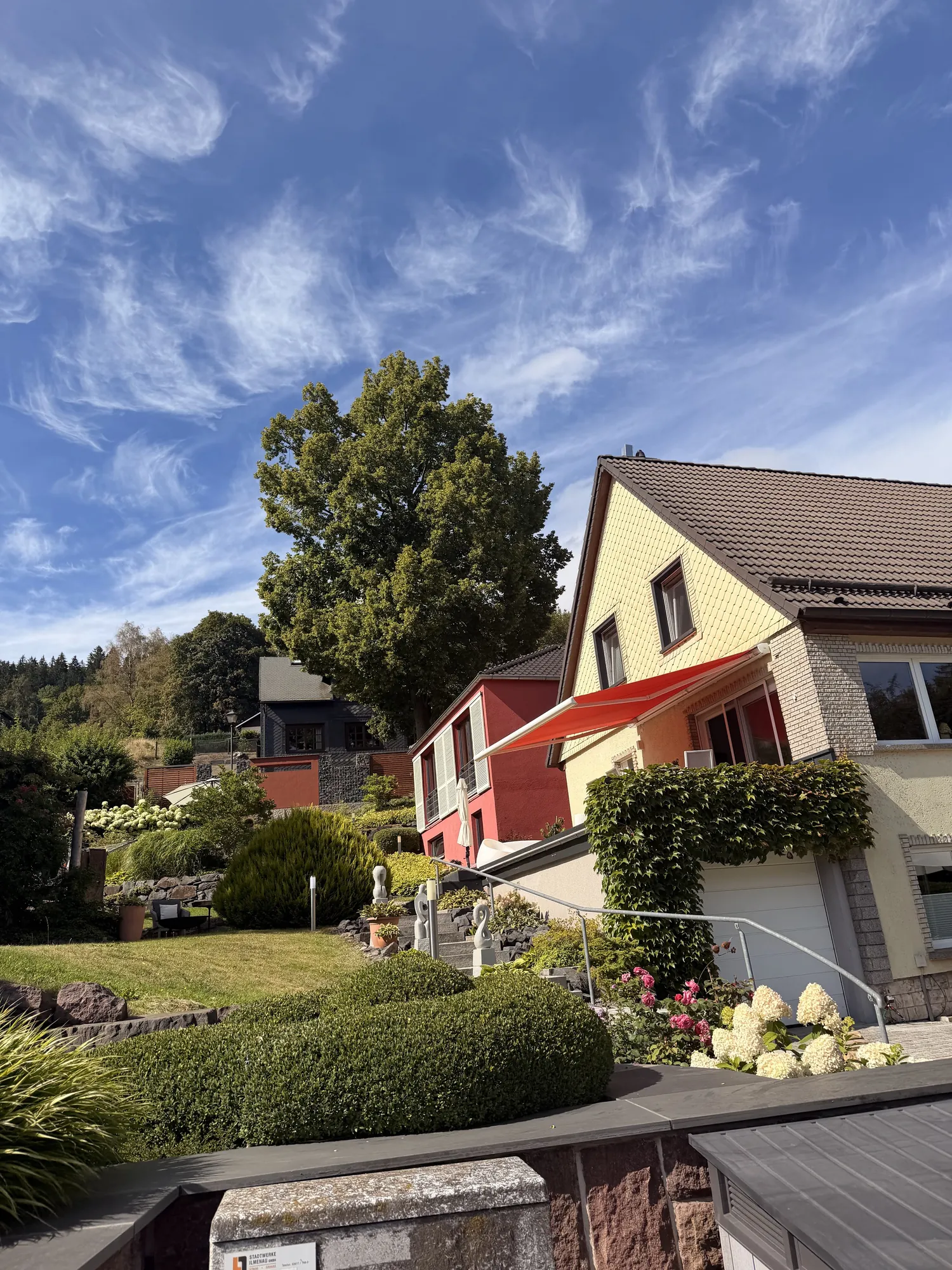 Außenansicht mit Garten der Ferienwohnung in Ilmenau-Manebach