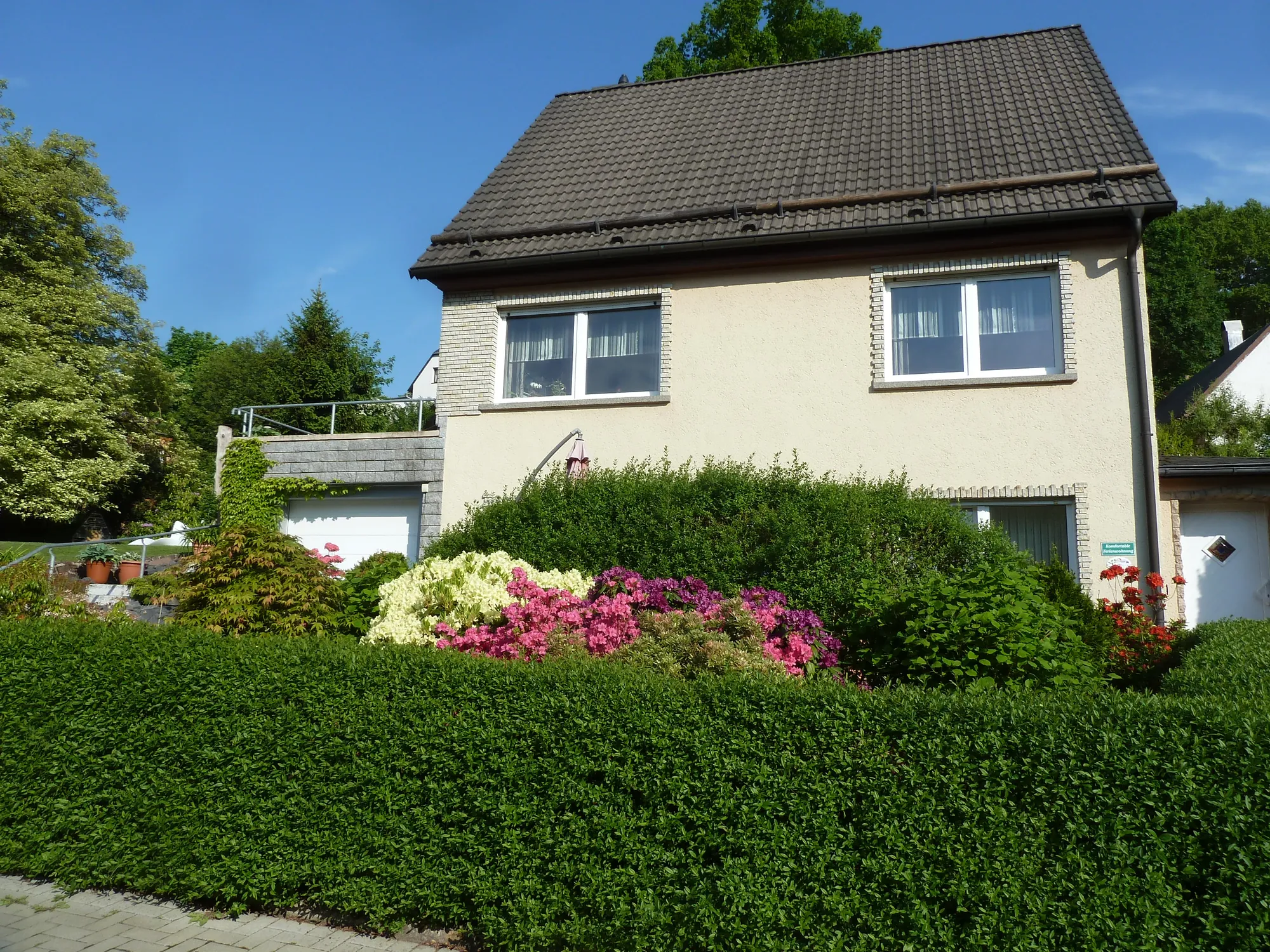 Das Haus mit Antoinettes Ferienwohnung in Ilmenau-Manebach im Sommer
