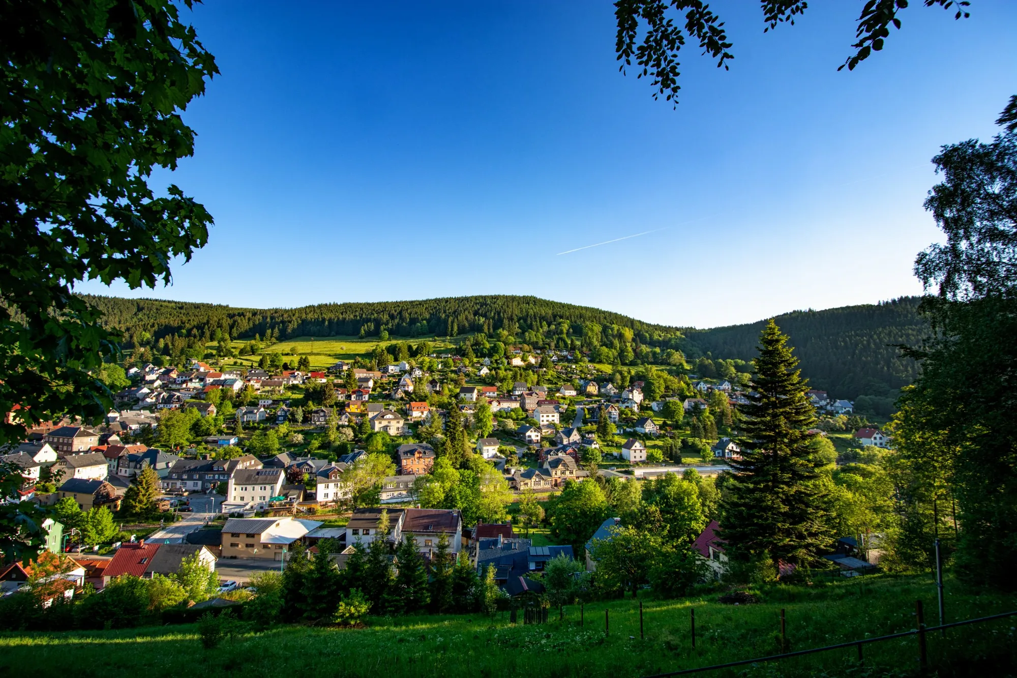 Ortsansicht von Ilmenau-Manebach im Thüringer Wald im Sommer