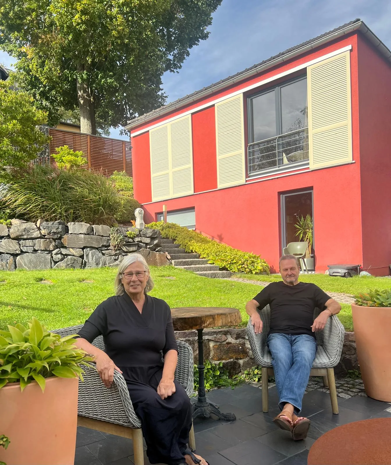 Monika und Uwe Rückborn im Garten vor dem Ferienhaus Conradshöh in Ilmenau-Manebach