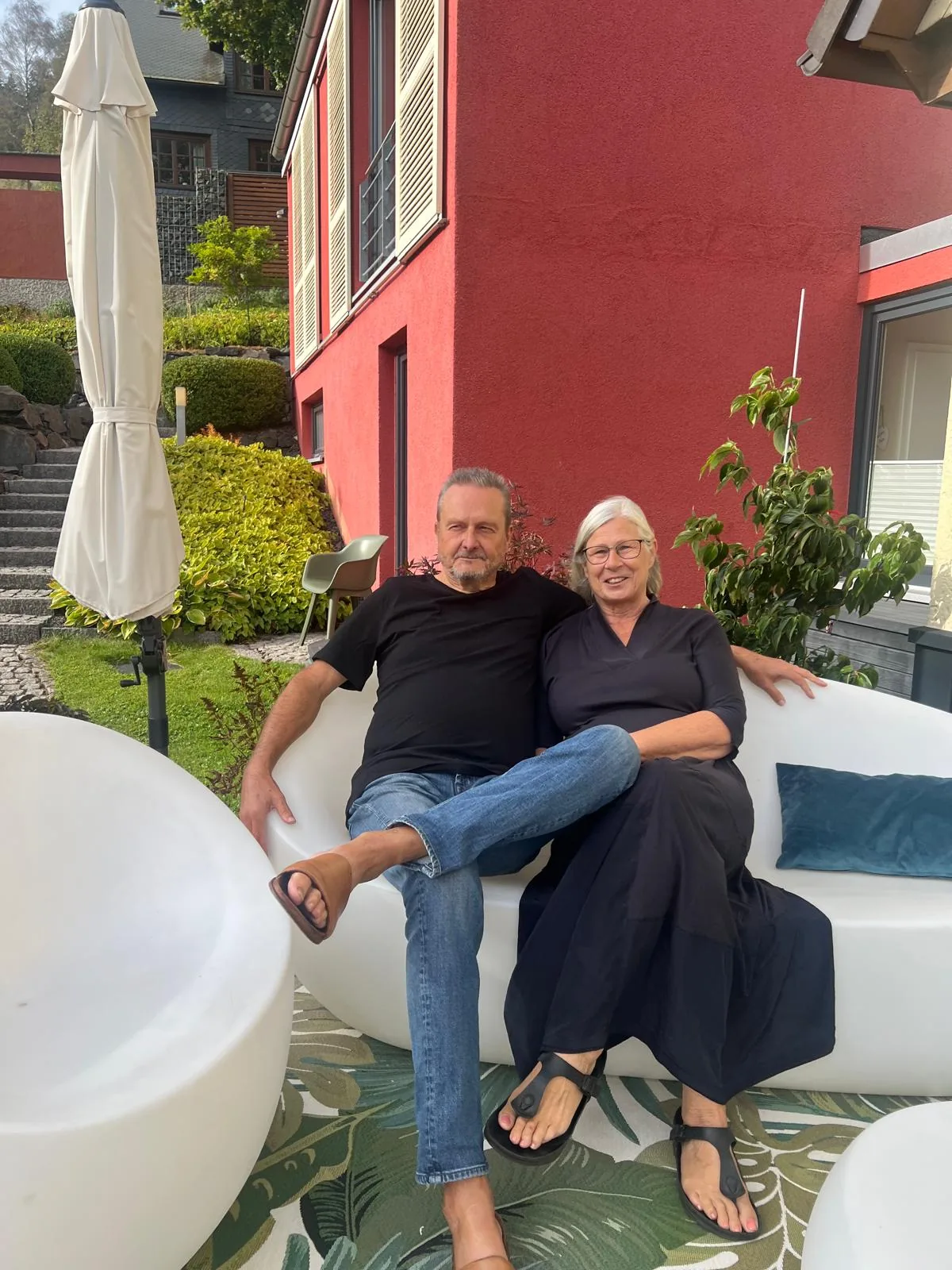 Monika und Uwe Rückborn auf der Terrasse am Ferienhaus in Ilmenau-Manebach