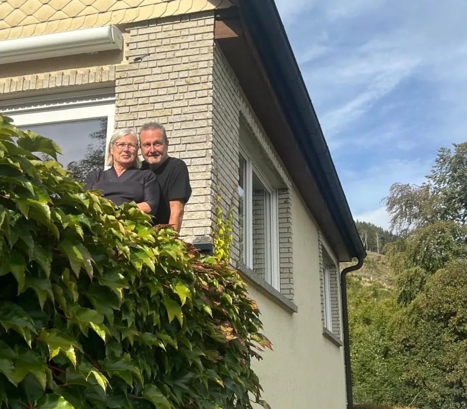 Monika und Uwe Rückborn am Fenster ihres Hauses in Ilmenau-Manebach